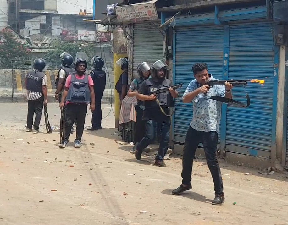 সাভারে কোটা আন্দোলনকারী শিক্ষার্থীদের সঙ্গে পুলিশের দফায় দফায় সংঘর্ষ চলছে। পরিস্থিতি নিয়ন্ত্রণে কাঁদানে গ্যাসের শেল ও রাবার বুলেট ছুড়ছে পুলিশ। ঢাকার সাভারে ঢাকা-আরিচা মহাসড়কে